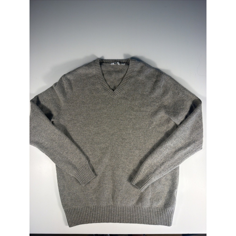 UNIQLO Men's XL Gray Wool Blend V-Neck Sweater 70% Wool 30% Nylon